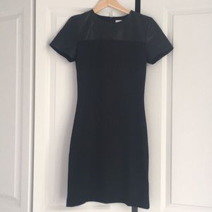 Little tight black dress / Robe noire moulante